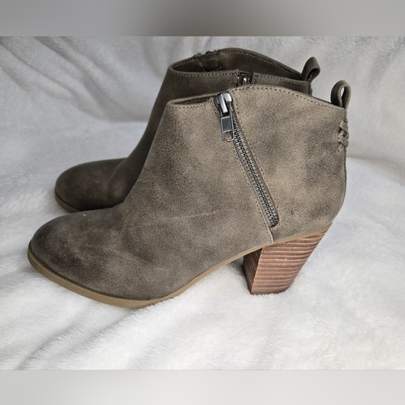 Report Ankle Boots booties heels suade leather NWOT taupe - Picture 5 of 7